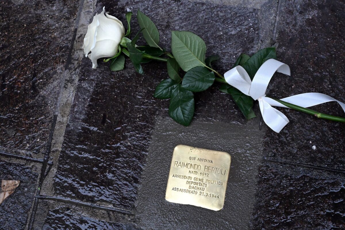 Posa della pietra d’inciampo | Raimondo Bertoli